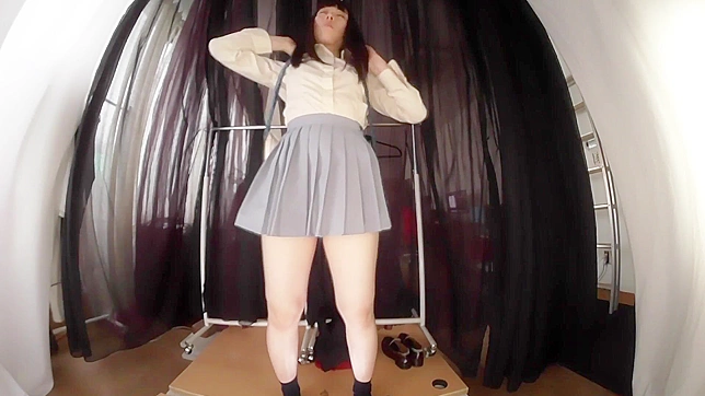 超ミニスカートでおっぱいとTバックを見せつける日本の女子校生の淫らなロッカールーム映像！