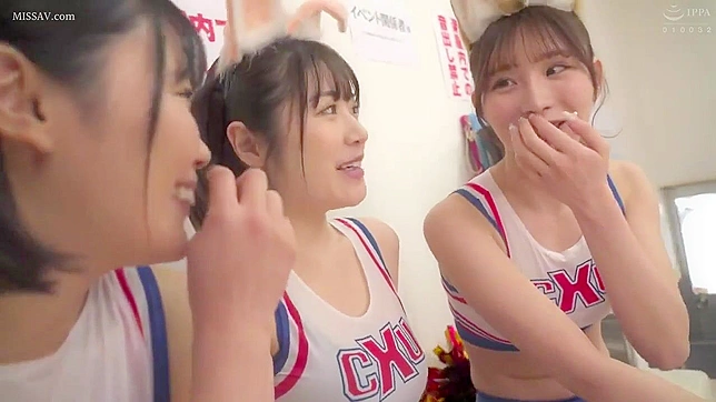 刺激的で激しい日本の女子大生チアリーダーたちが、全裸のロッカールームでアメフト・スターに潮を吹き、犯される。
