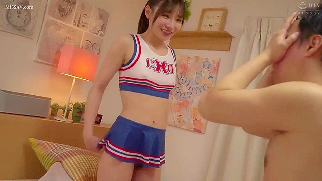 無修正ポルノ：日本の大学のチアリーダーがロッカールームで幸運なフットボール選手と潮を吹いてヤる