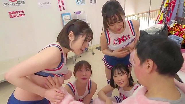 日本のヌード大学チアリーダーがロッカールームのポルノでフットボール選手を潮吹きさせる