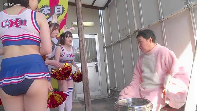 日本のヌード大学チアリーダーがロッカールームのポルノでフットボール選手を潮吹きさせる