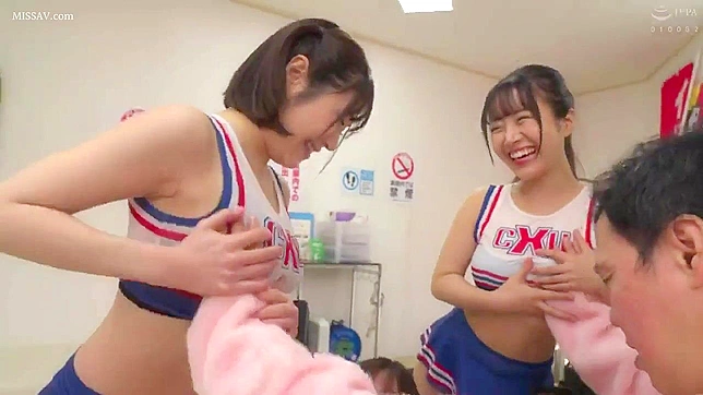 日本のヌード・カレッジ・チアリーダーがロッカールームでフットボール選手と潮吹きバッティングするポルノを撮影した。