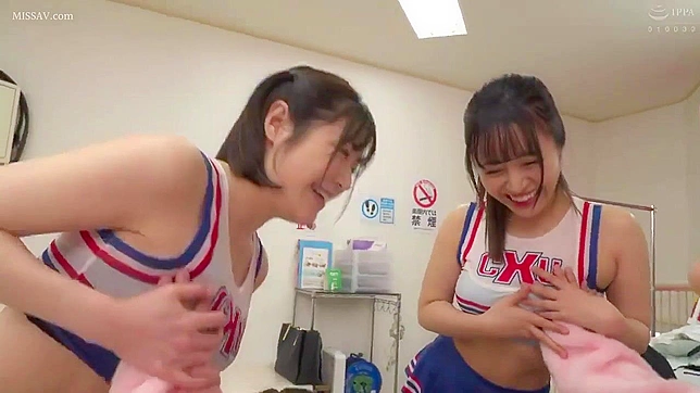 日本のヌード・カレッジ・チアリーダーがロッカールームでフットボール選手と潮吹きバッティングするポルノを撮影した。