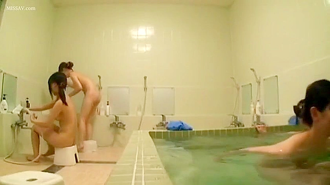 裸の日本女児が全身を晒す中、盗撮犯が公衆シャワーに侵入する！