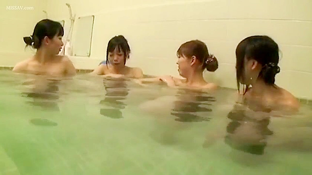 Voyeur Invades Public Shower as Gorgeous Naked Japanese Girls Displays Full Body!