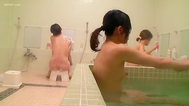 裸の巨乳の日本人女性たちと公共のシャワーを覗き見して楽しむ！