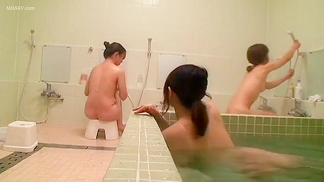 裸の巨乳の日本人女性たちと公共のシャワーを覗き見して楽しむ！