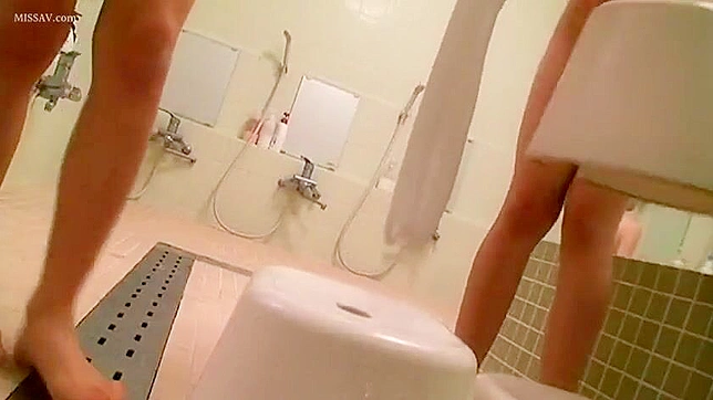 盗撮の快楽！日本人女性、公共のシャワーでセクシーな体を晒す！