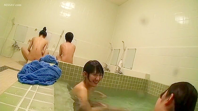 公共のシャワーを覗く！ゴージャスなヌードの日本の女の子たち！