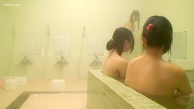日本のヌード美女、公共のシャワーで盗撮犯に晒される！