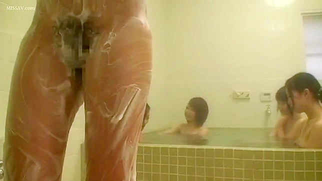 日本のヌード美女、公共のシャワーで盗撮犯に晒される！