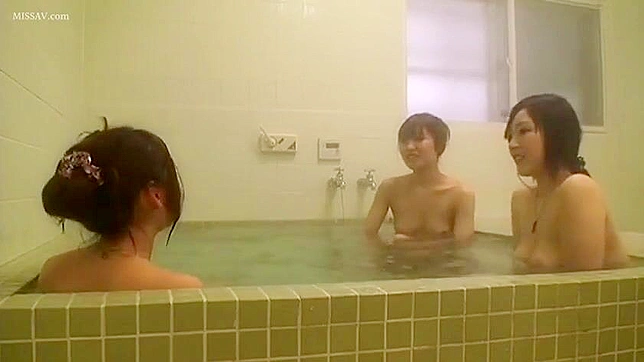 公共のシャワーを盗撮！日本のヌード少女たちの露出と入浴！