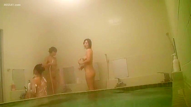公共のシャワーを覗く！ゴージャスな日本のヌード少女たちが入浴する！