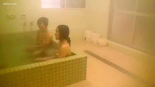 公共のシャワーを覗く！ゴージャスな日本のヌード少女たちが入浴する！