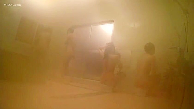 裸の真実！公共のシャワーで日本の少女たちのヌードを盗み見る！