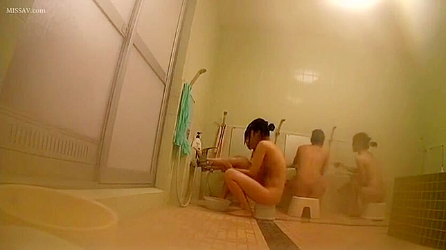 裸の真実！公共のシャワーで日本の少女たちのヌードを盗み見る！