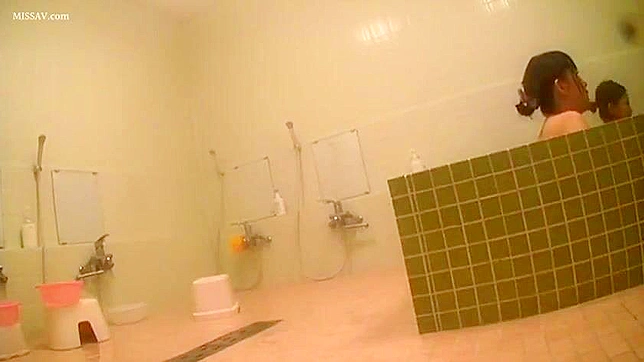 裸の日本人美女が公共のシャワーで露出盗撮XXXシーン！