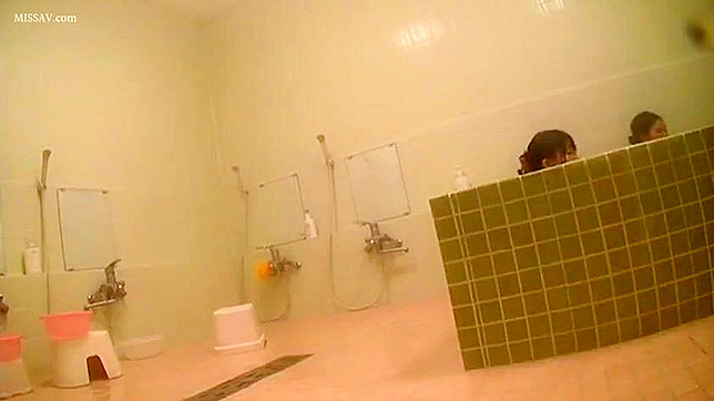 裸の日本人美女が公共のシャワーで露出盗撮XXXシーン！
