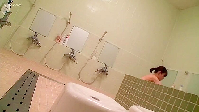 公共のシャワーを覗く：ホットな日本のヌード少女たちが入浴する！#Voyeurism