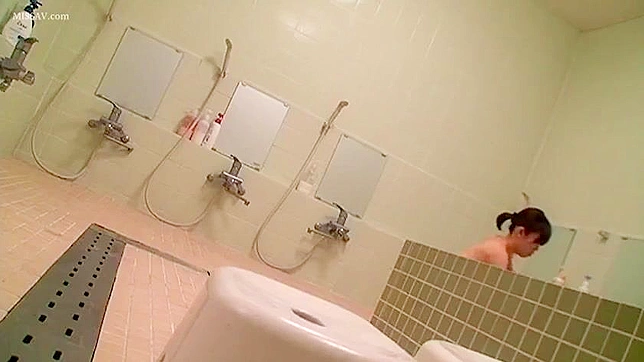 公共のシャワーを覗く：ホットな日本のヌード少女たちが入浴する！#Voyeurism