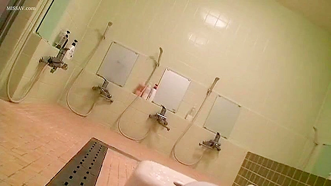 最もホットな盗撮！日本のヌード少女が公共のシャワーで晒される！