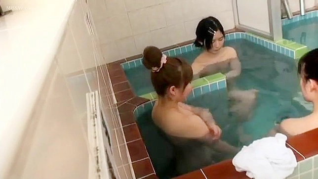 Public Shower Spying: Hot Nude Japanese Girls Undressing!