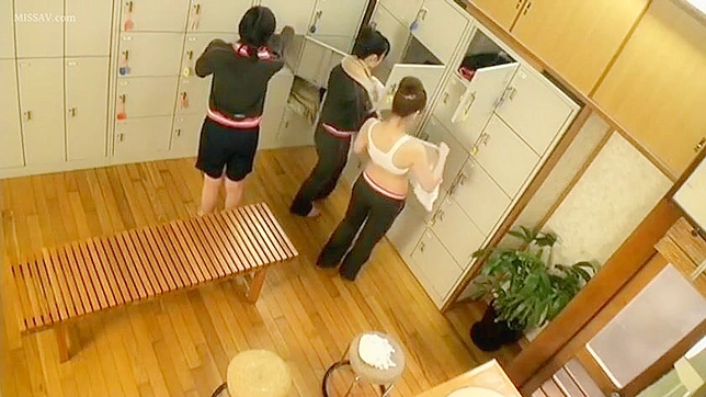 公共のシャワーを覗く：ホットでヌードな日本の女の子たちが脱ぐ！