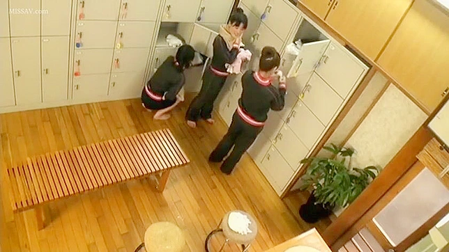 公共のシャワーを覗く：ホットでヌードな日本の女の子たちが脱ぐ！