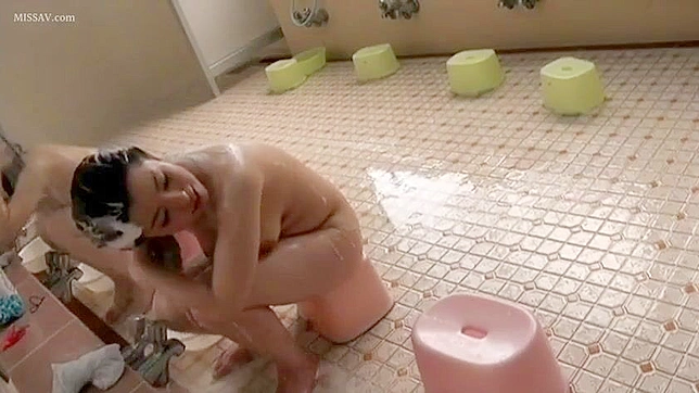 裸の真実！公共のシャワーで日本の少女たちのヌード入浴を監視する！