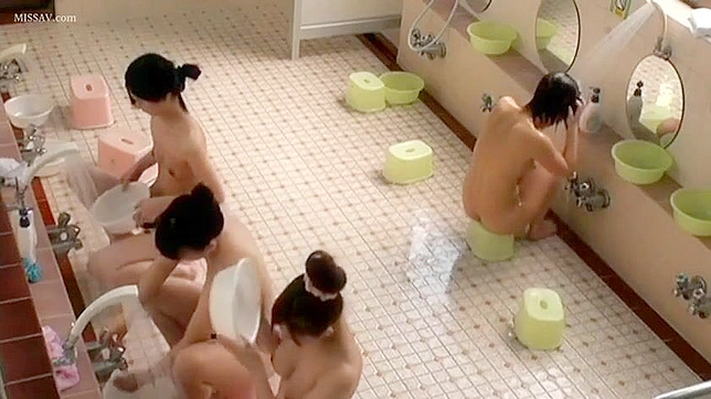 裸の日本人美女が公共のシャワーで盗撮シーンを晒す！
