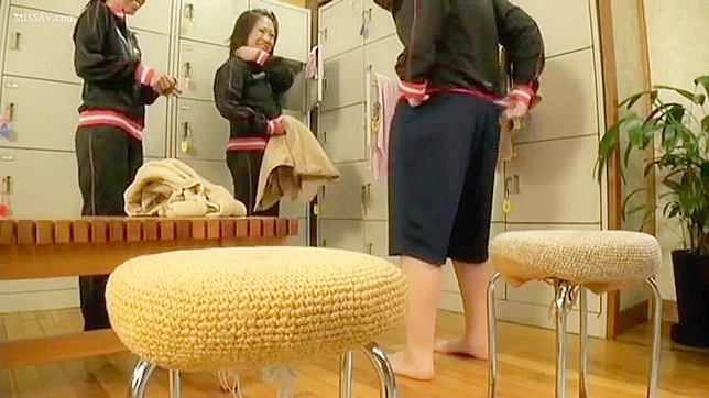 公共のシャワーを覗く：淫らな日本の女子学生たちの脱衣と入浴