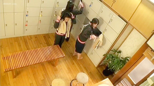 公共のシャワーを覗く：淫らな日本の女子学生たちの脱衣と入浴
