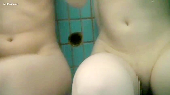 盗撮犯の夢！日本の公衆シャワーで裸体、巨乳、マンコを晒す