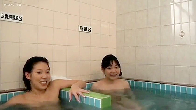 盗撮犯の夢！日本の公衆シャワーで裸体、巨乳、マンコを晒す