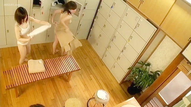 盗撮犯の夢！ホットな日本の女子学生たちの脱衣と入浴