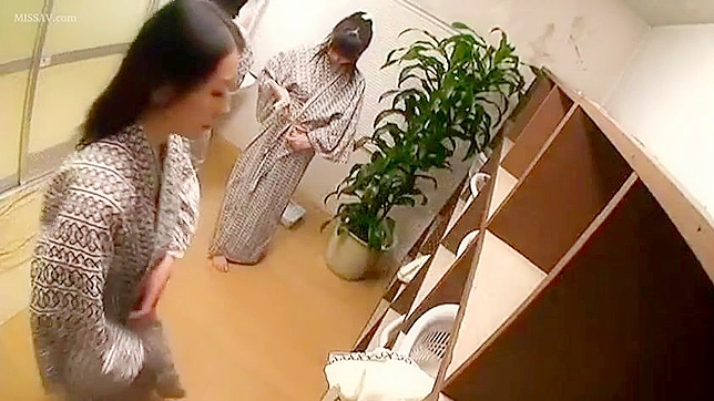 覗き見注意報！欲情した日本の女子校生が公共のシャワーでヌードになる