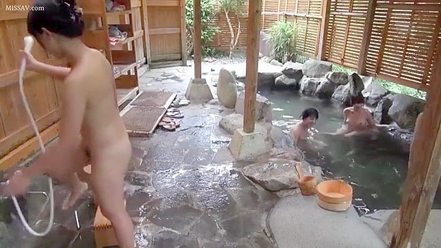 禁断の覗き見で日本の女子校生たちの秘密の入浴を覗く、#温泉 #ボワイエ
