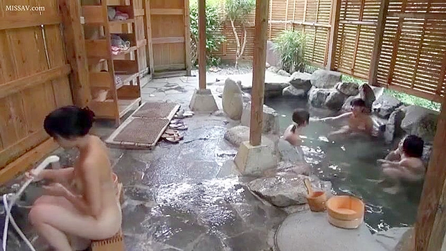 禁断の覗き見で日本の女子校生たちの秘密の入浴を覗く、#温泉 #ボワイエ