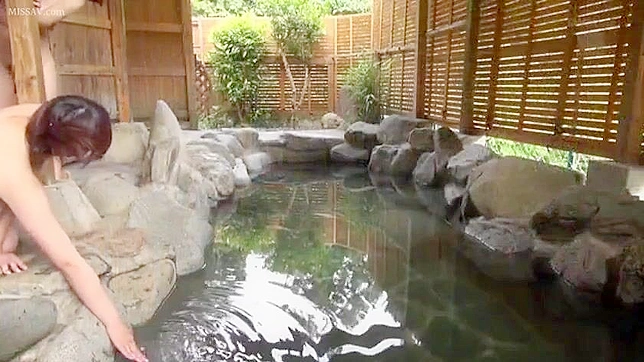 公共の温泉で日本の女子校生のヌードを見ている変態盗撮男のエッチなXXXビデオ