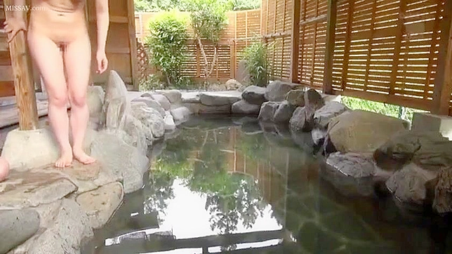 公共の温泉で日本の女子校生のヌードを見ている変態盗撮男のエッチなXXXビデオ