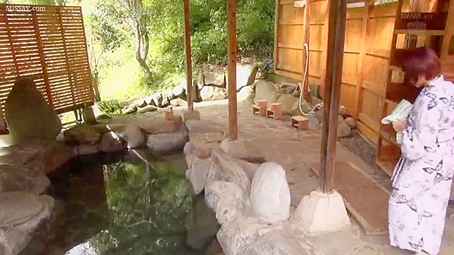 日本の女子校生が公衆温泉でセクシーに浸かる - 盗撮犯のエロチック・エデン！