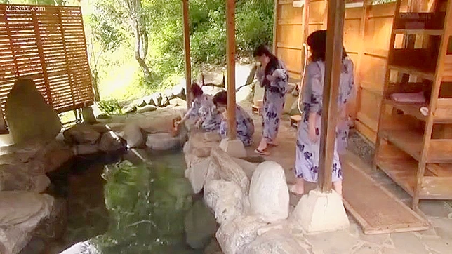 日本の女子校生が公衆温泉でセクシーに浸かる - 盗撮犯のエロチック・エデン！