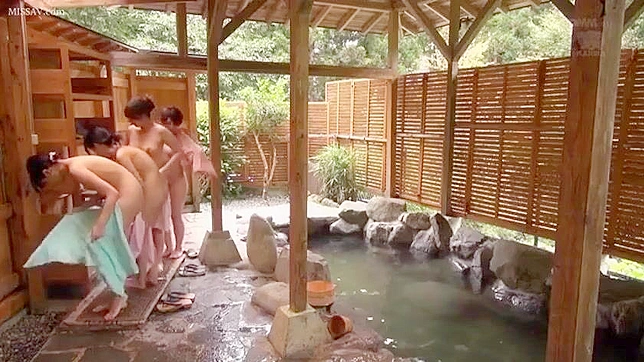 蒸し暑い公衆温泉で、欲情した日本の女子学生たちの裸体が露わになった #温泉 #voyeur