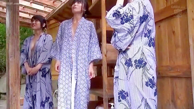 温泉盗撮愛好家歓喜！日本の女子校生とその裸体を淫らに脱がす！