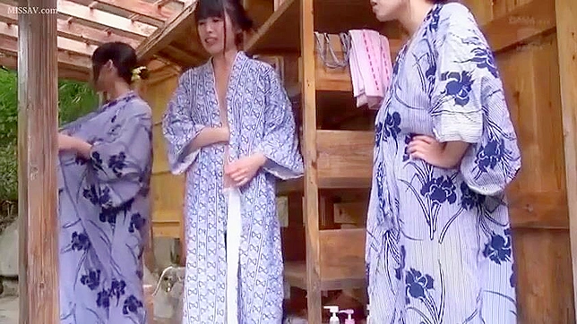 温泉盗撮愛好家歓喜！日本の女子校生とその裸体を淫らに脱がす！