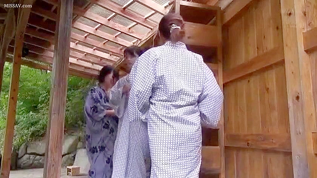 日本の女子校生が公共の温泉で服を脱いでいるところを盗撮し、巨乳ヌード・マンコ盗撮を楽しむ！