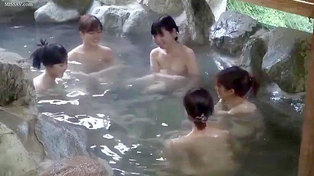 温泉盗撮犯のスリル！欲情した日本の女子学生たちの裸体が露わになる！