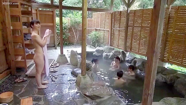 温泉盗撮犯のスリル！欲情した日本の女子学生たちの裸体が露わになる！