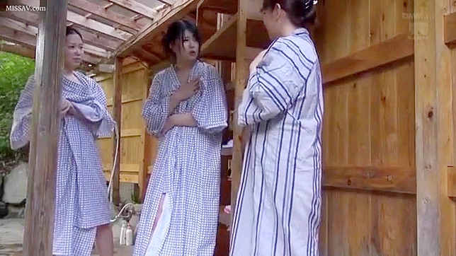 公衆温泉の盗撮カメラが、欲情した日本の女子高生の脱衣とヌード・ギルをとらえる！