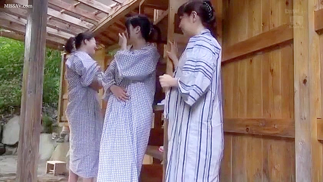 公衆温泉の盗撮カメラが、欲情した日本の女子高生の脱衣とヌード・ギルをとらえる！